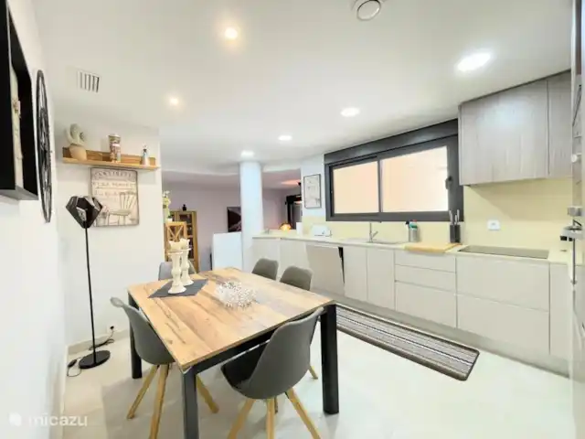 2 Appartement Aqua Beach torrevieja | Espagne, Costa Blanca, Torrevieja - appartement Cuisine avec micro-ondes, four, cuisinière électrique, lave-vaisselle, machine à café nespresso, bouilloire, grille-pain et vaisselle diverse. Ustensiles