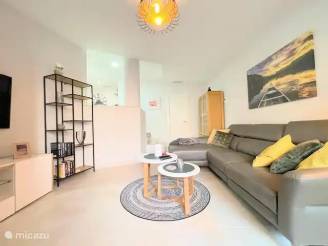 2 Appartement Aqua Beach torrevieja | Espagne, Costa Blanca, Torrevieja - appartement Salon en duplex avec un grand canapé et une télévision avec chromecast