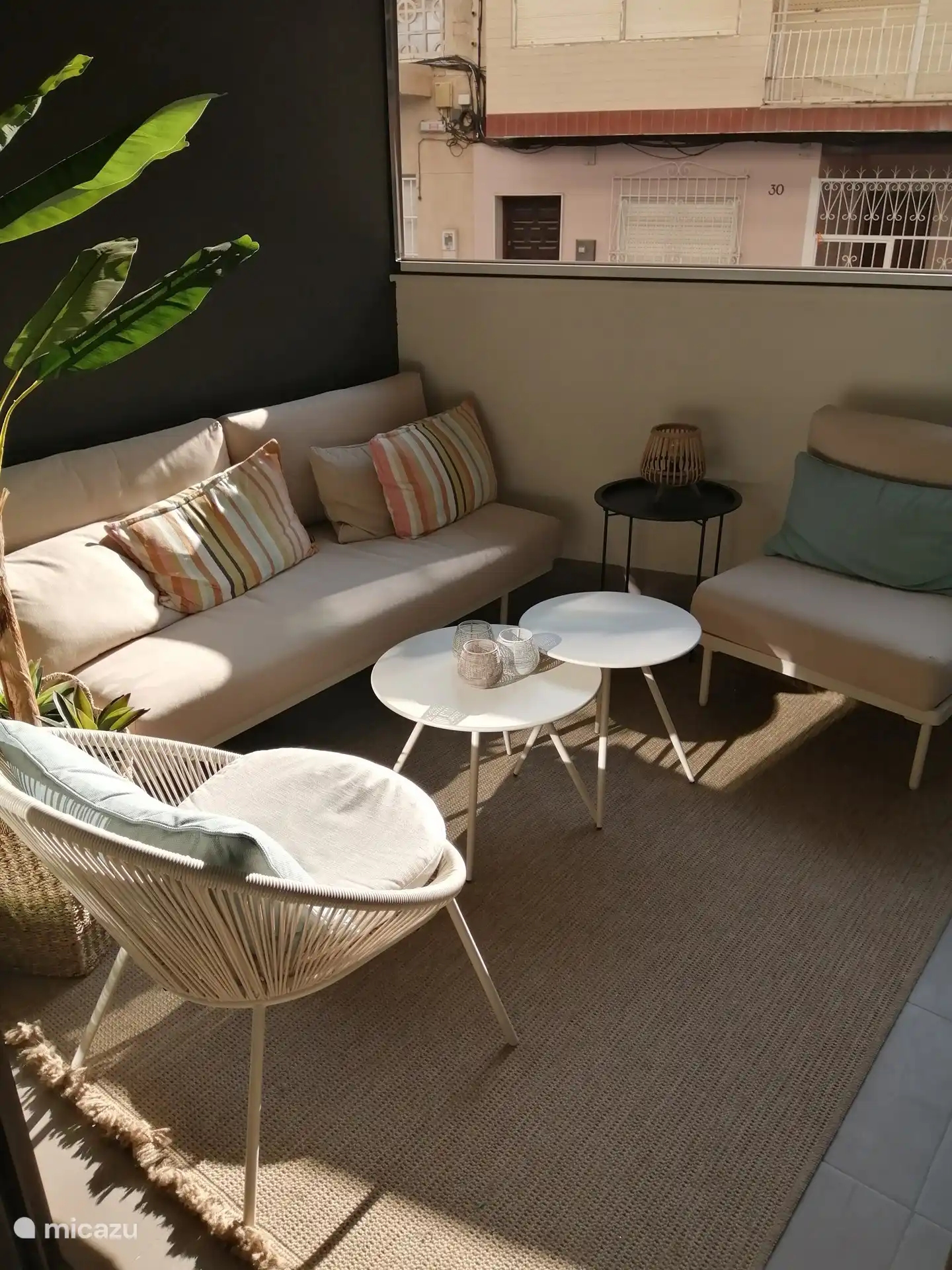 Balcón con acogedores asientos. Se puede cerrar completamente mediante una pared corredera de vidrio