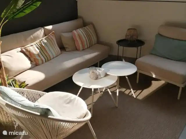 2 Appartement Aqua Beach torrevieja | Espagne, Costa Blanca, Torrevieja - appartement Balcon avec sièges confortables. Peut être complètement fermé au moyen d’une paroi vitrée coulissante