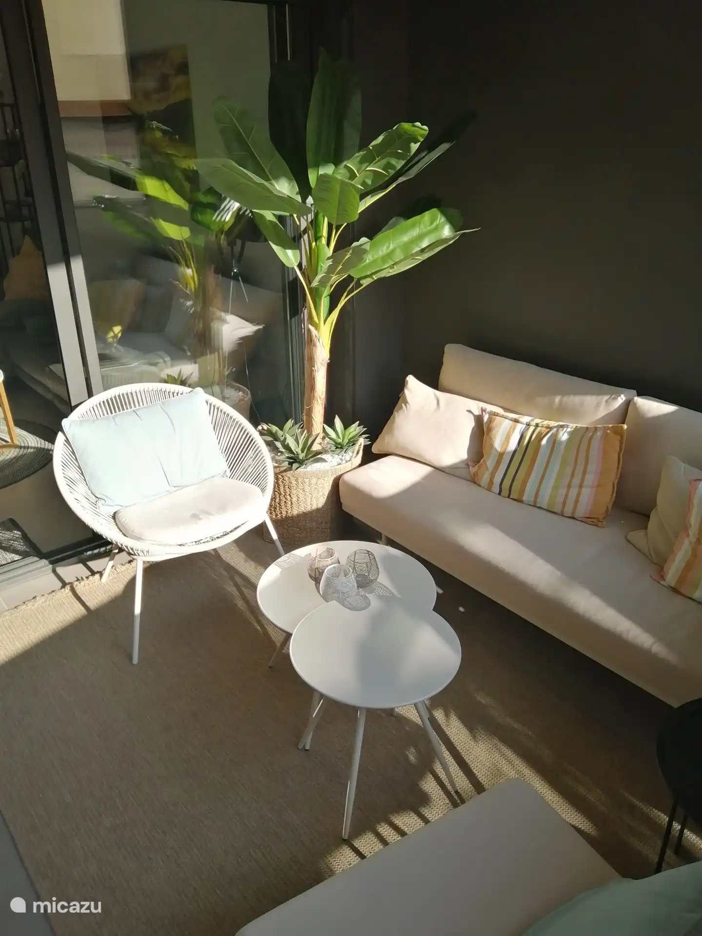 Balcón con acogedores asientos. Se puede cerrar completamente mediante una pared corredera de vidrio