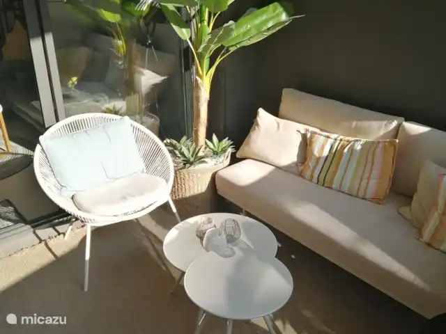 2 Appartement Aqua Beach torrevieja | Espagne, Costa Blanca, Torrevieja - appartement Balcon avec sièges confortables. Peut être complètement fermé au moyen d’une paroi vitrée coulissante