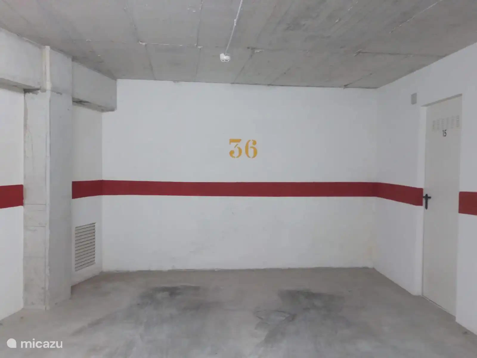 Plaza de aparcamiento privada debajo del complejo de apartamentos