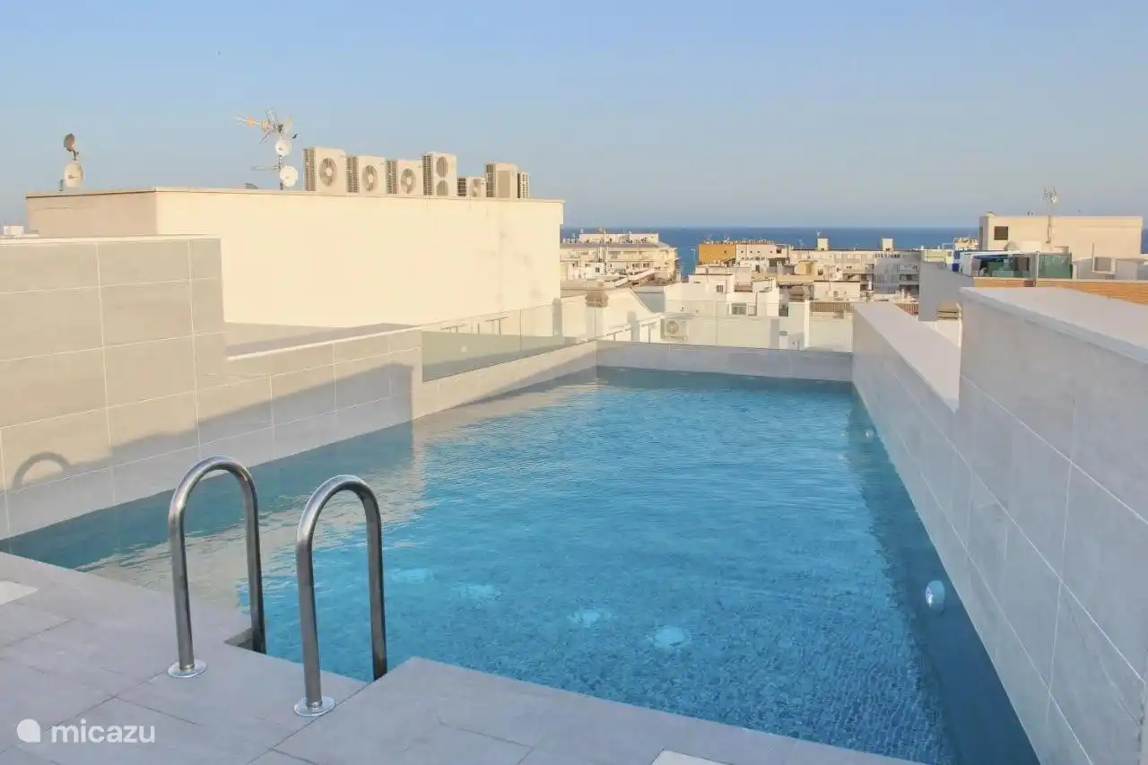 Piscina comunitaria en la azotea del complejo