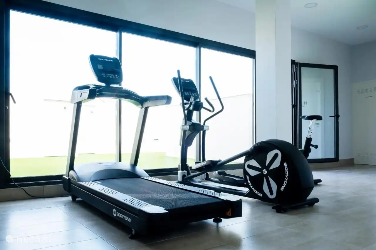 Gimnasio comunitario en la planta superior en la terraza de la azotea