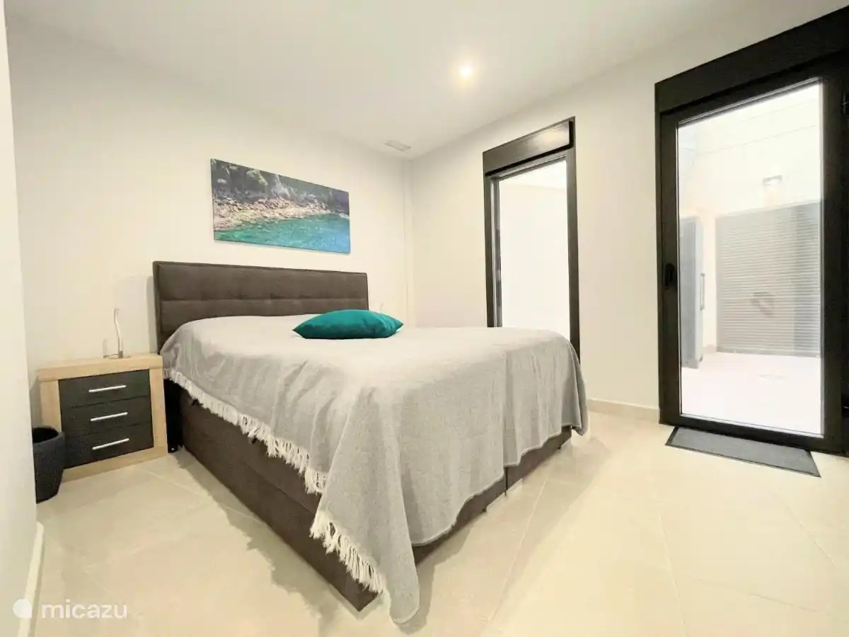 Dormitorio 1 con cama doble que incluye ropa de cama y armarios de almacenamiento