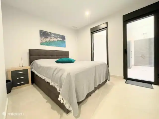 2 Appartement Aqua Beach torrevieja | Espagne, Costa Blanca, Torrevieja - appartement Chambre 1 avec un lit double avec linge de maison et placards de rangement