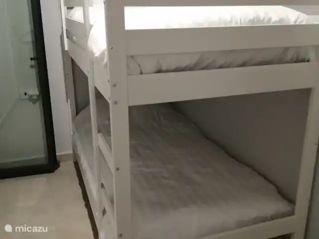 2 Appartement Aqua Beach torrevieja | Espagne, Costa Blanca, Torrevieja - appartement Chambre 2 avec un lit superposé avec linge de maison et placards de rangement