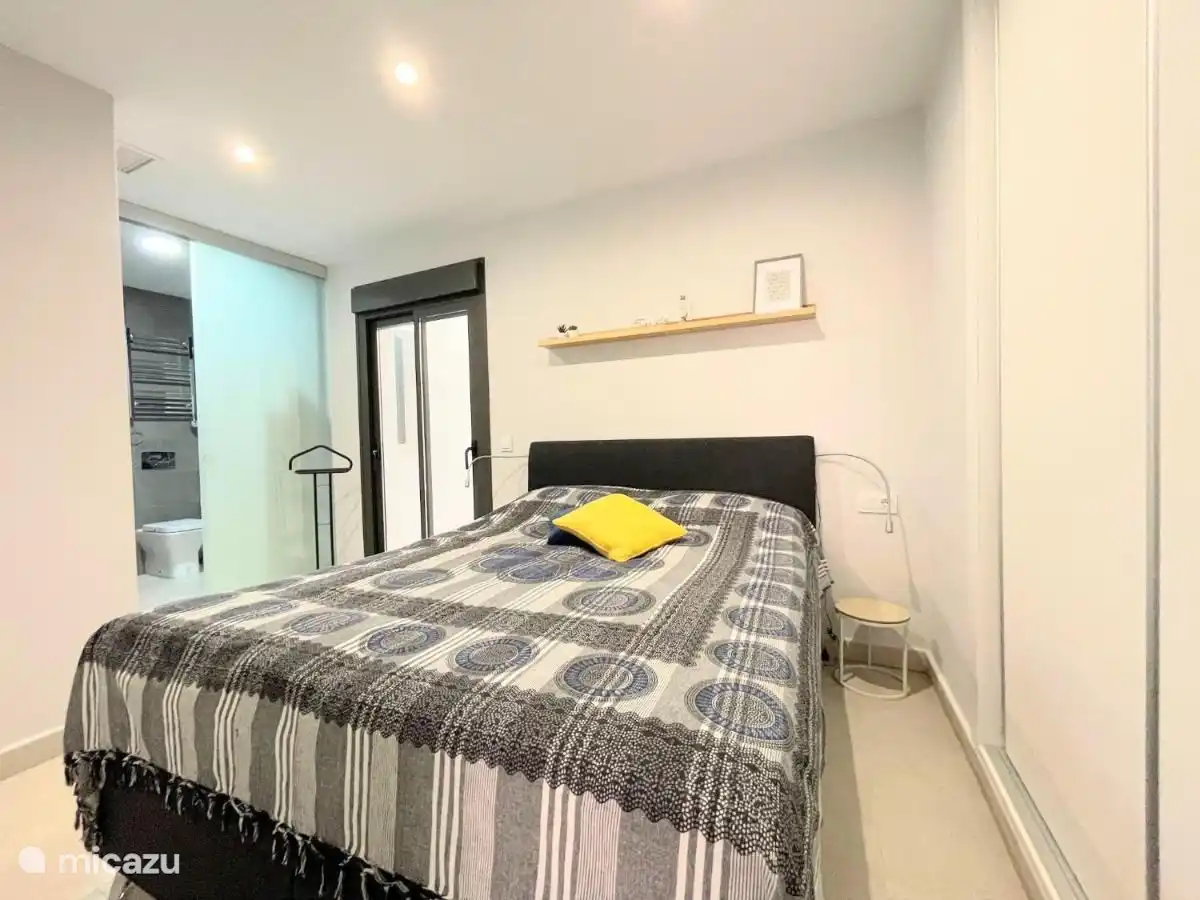 Dormitorio 3 con cama doble que incluye armarios de ropa de cama y almacenamiento y un baño privado