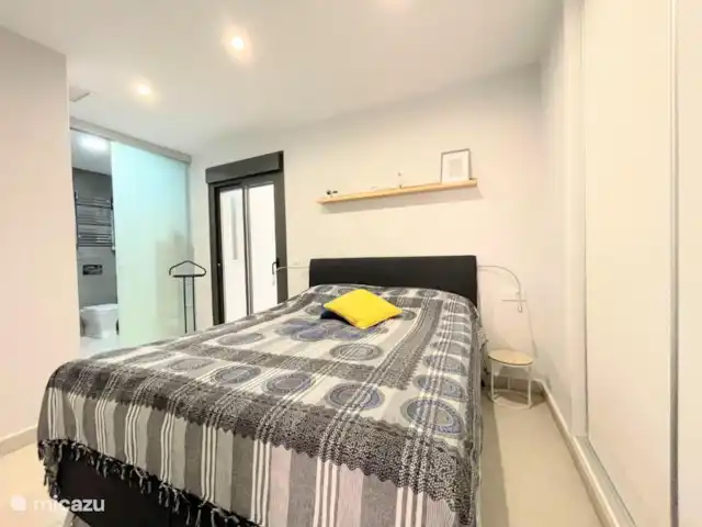 2 Appartement Aqua Beach torrevieja | Espagne, Costa Blanca, Torrevieja - appartement Chambre 3 avec un lit double avec linge de maison et placards de rangement et une salle de bain attenante