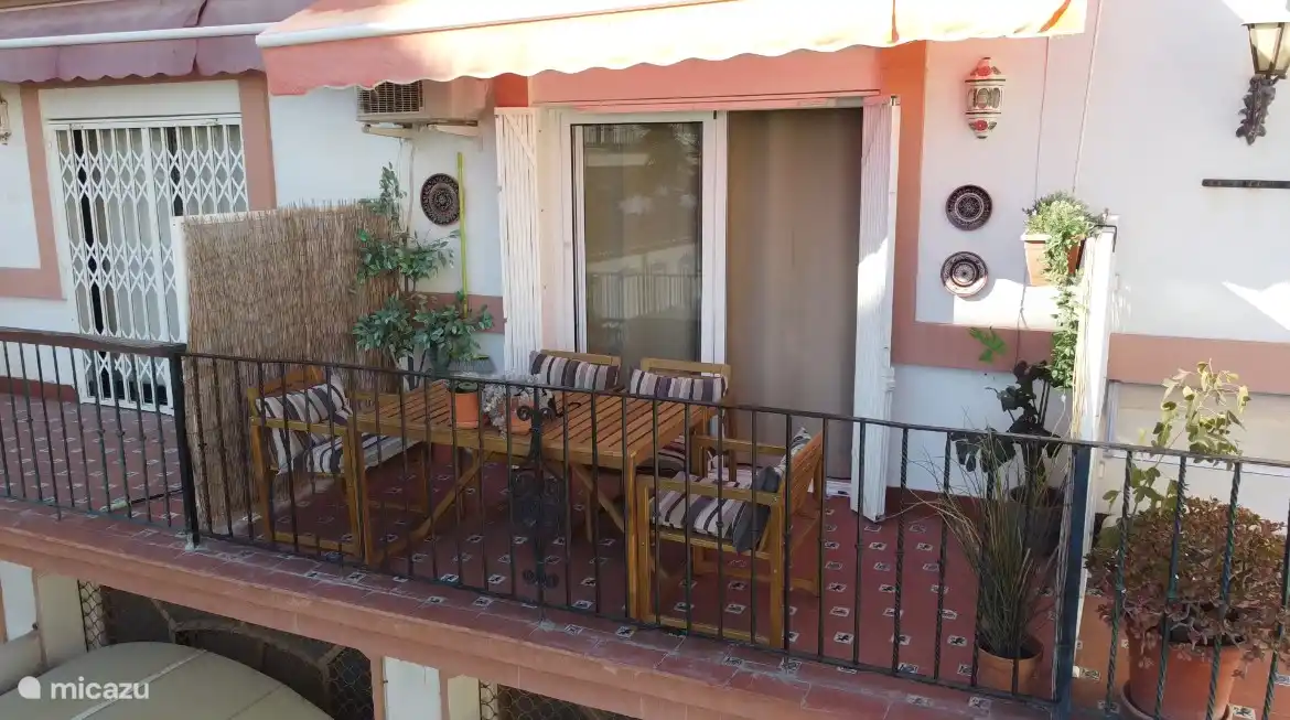 Ons fijne balkon met uitzicht op plein en zee