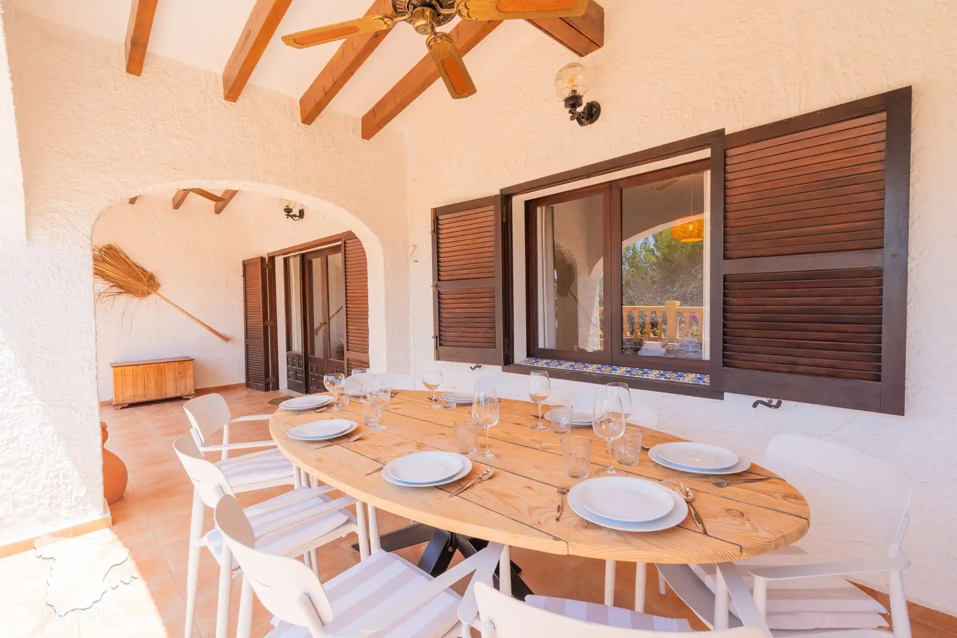 Overdekt terras met zeezicht