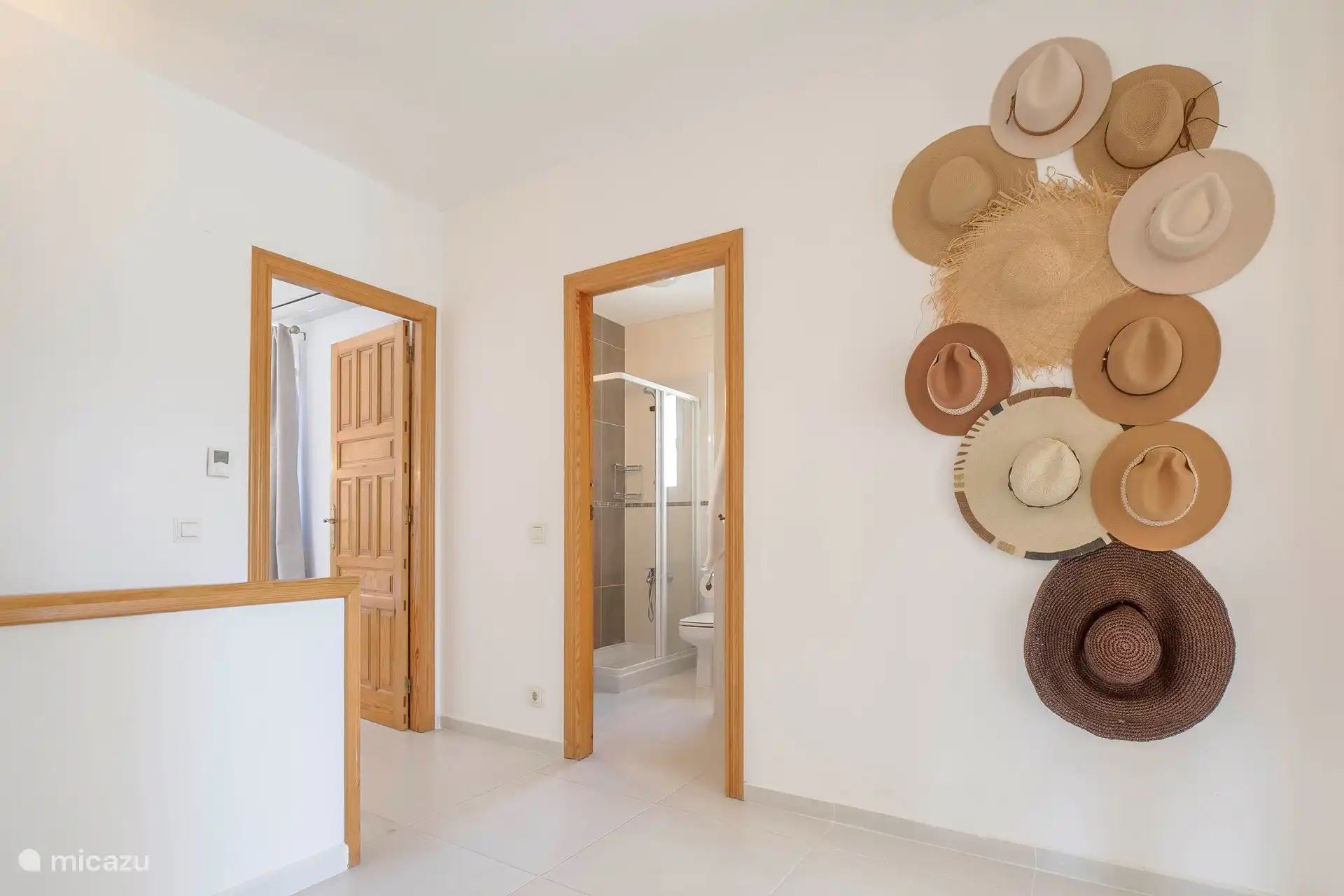 Couloir à l’étage, avec escalier intérieur en bas