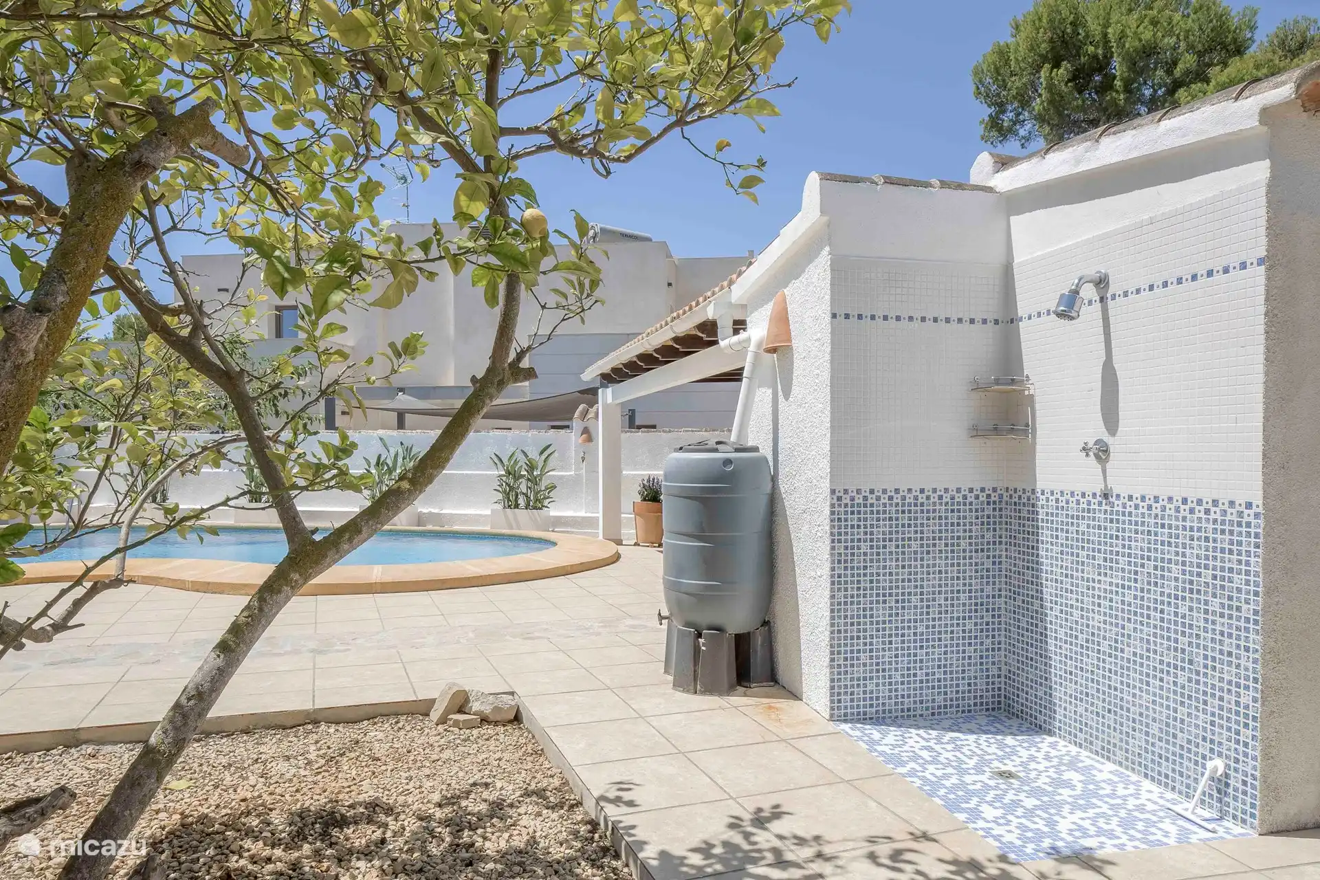 Douche extérieure + WC séparé à la piscine