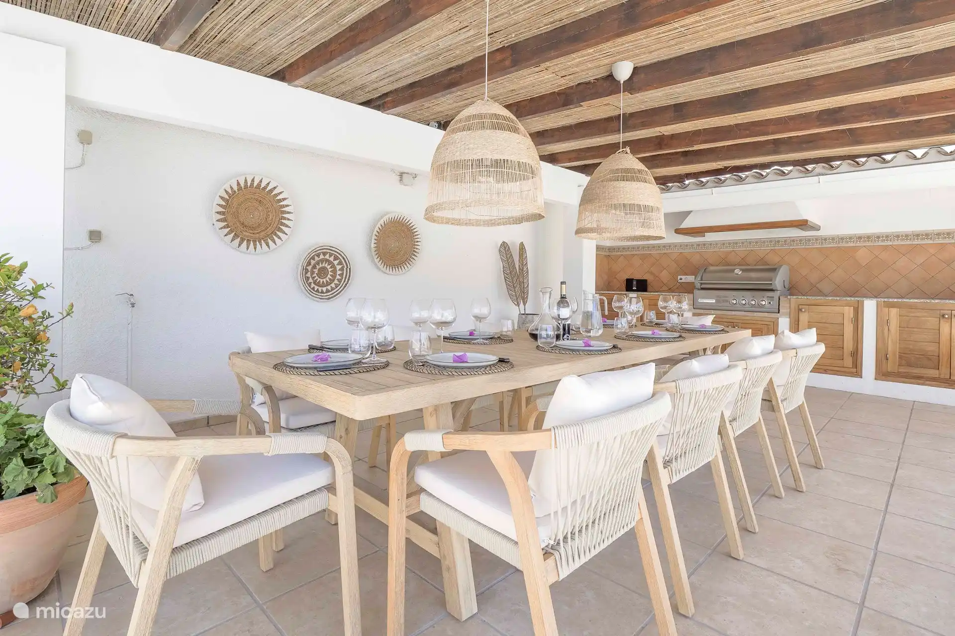 Cuisine extérieure avec table à manger