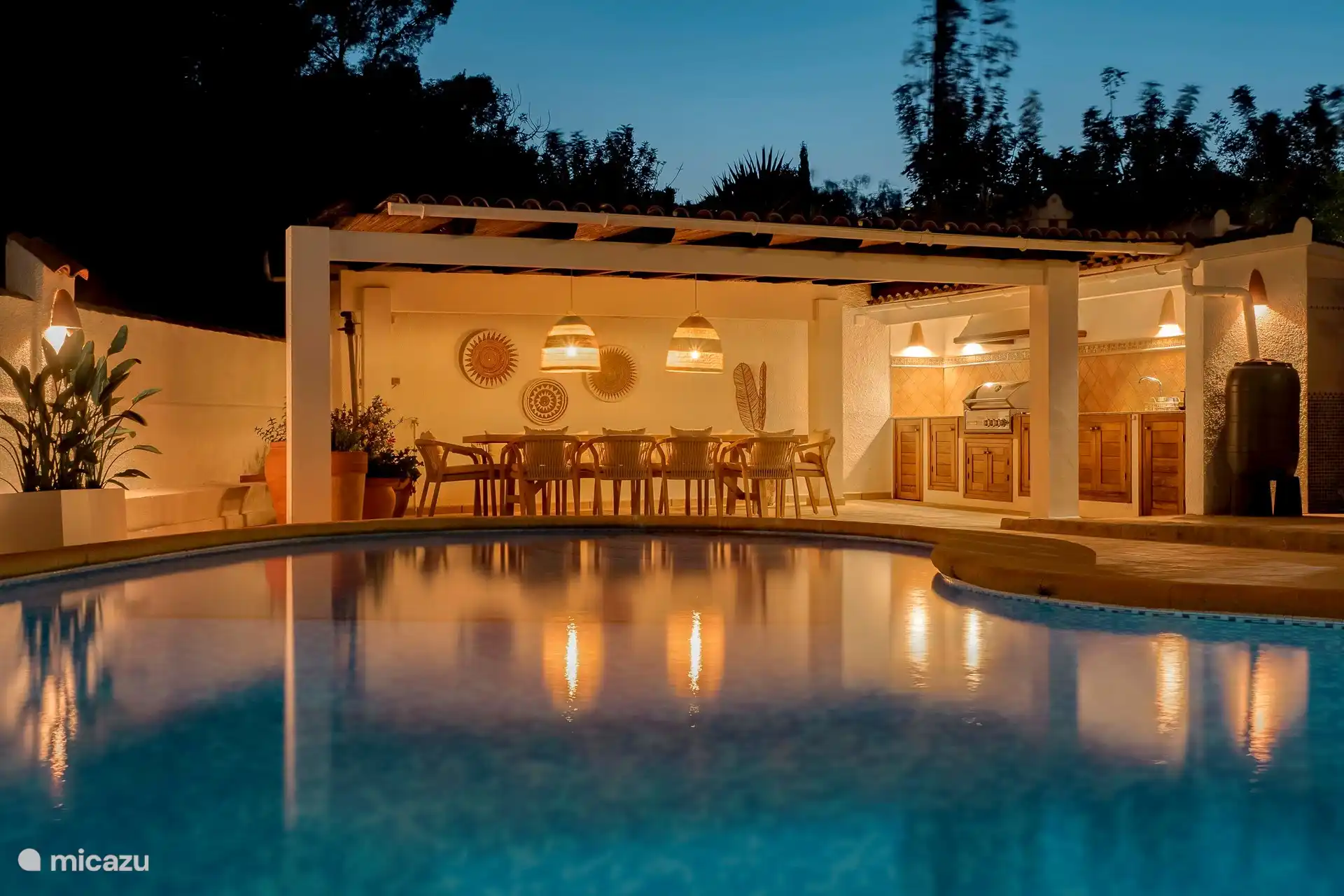 Ambiance photo piscine le soir