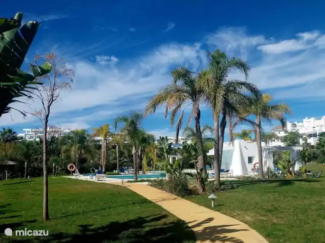 Casa Lagoon en España, Andalucía, Casares Costa - apartamento Piscinas en medio de jardines de palmeras a poca distancia.