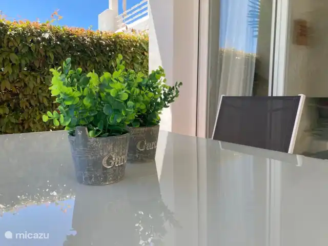 Casa Lagoon en España, Andalucía, Casares Costa - apartamento Preciosa mesa y sillas de jardín con cojines de asiento.