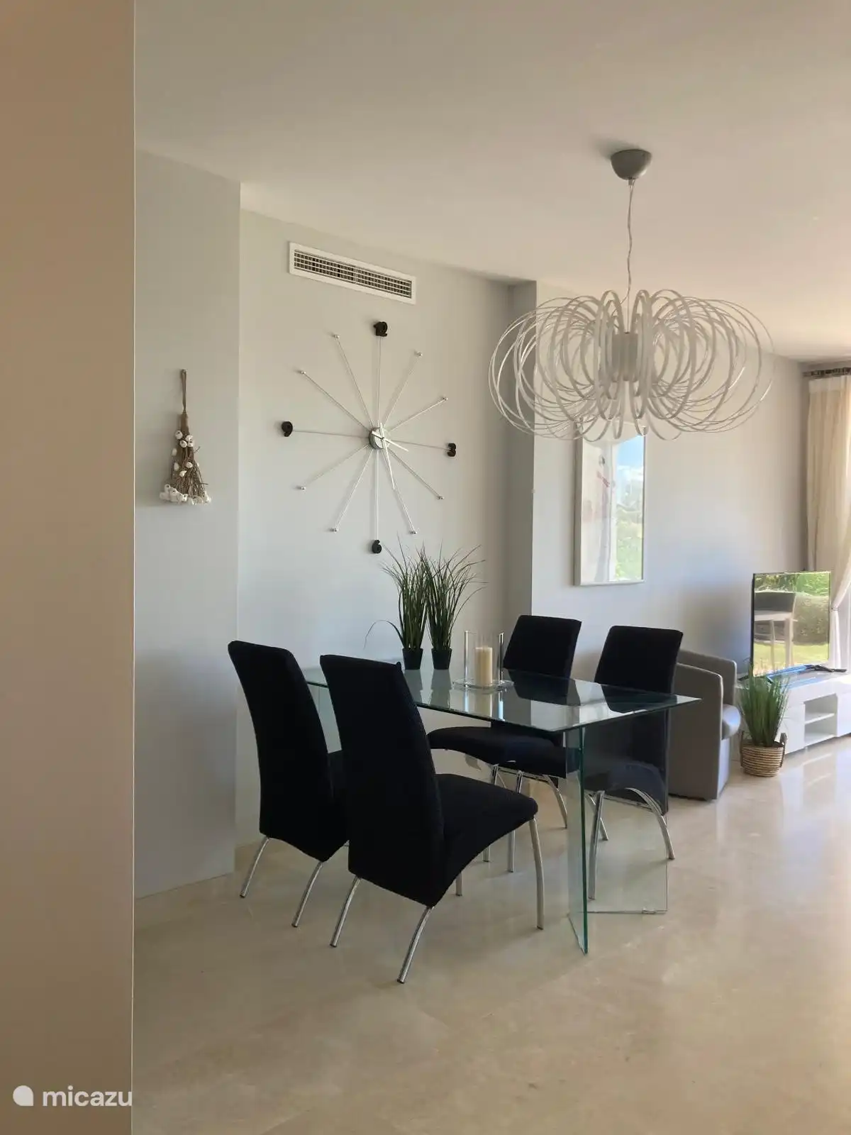 Geräumige Esstische für den Außen- und Innenbereich.