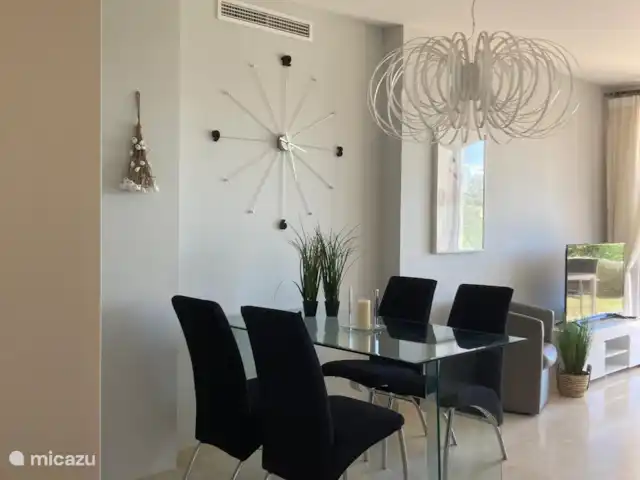 Casa Lagoon en España, Andalucía, Casares Costa - apartamento Amplias mesas de comedor exteriores e interiores.