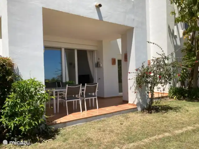 Casa Lagoon en España, Andalucía, Casares Costa - apartamento Desde puertas correderas que dan directamente a la terraza de su jardín.