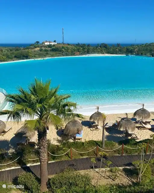 Kostenlose Wassersportarten aller Art in der hellblauen Lagune, die zu Fuß erreichbar ist.