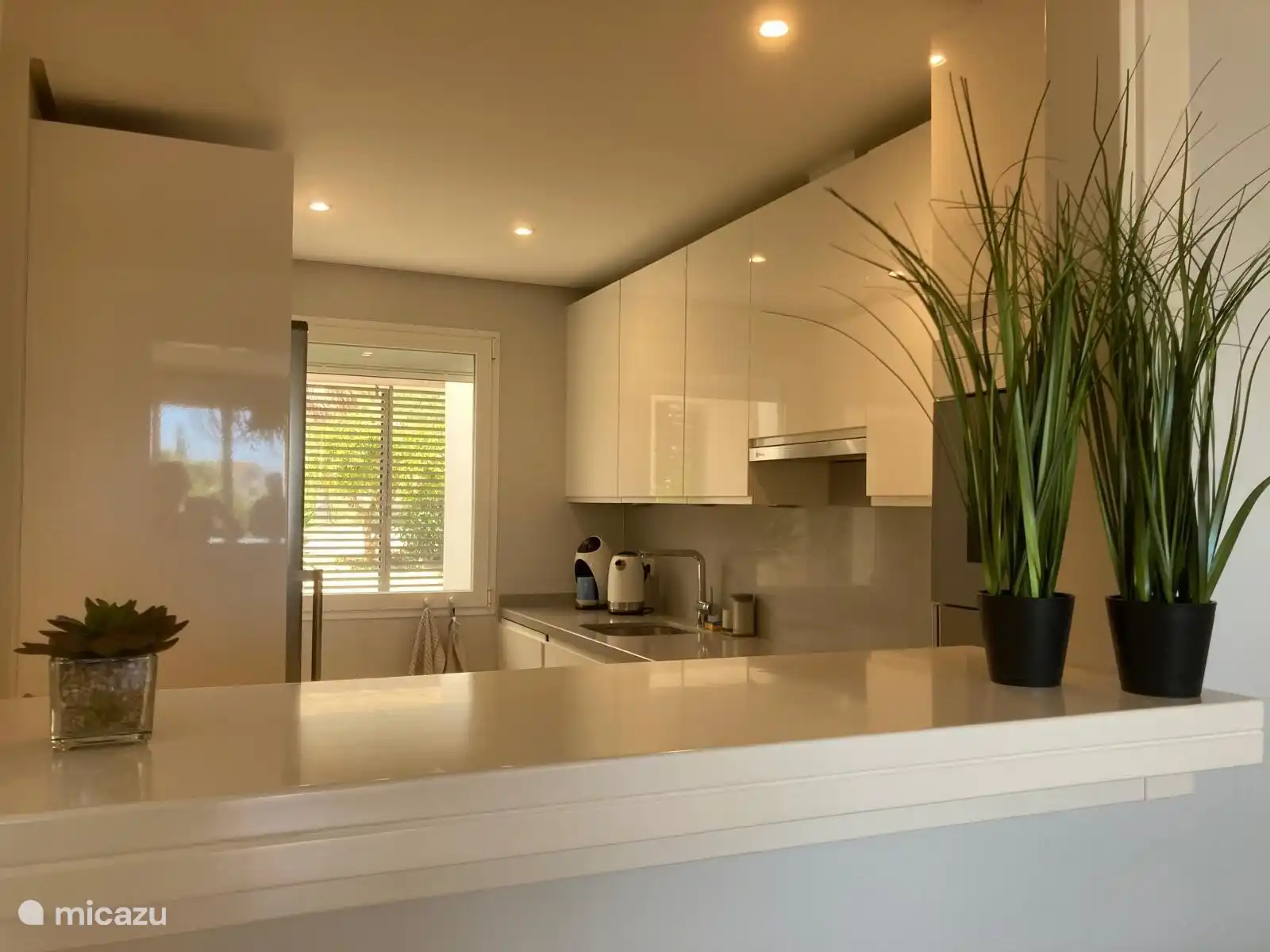 Von der Küche aus Kontakt mit allen im Wohnzimmer.