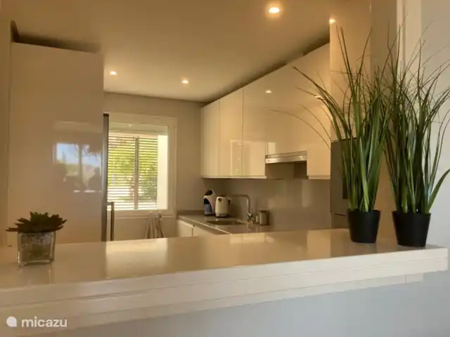 Casa Lagoon en España, Andalucía, Casares Costa - apartamento Desde la cocina contacto con todos en el salón.