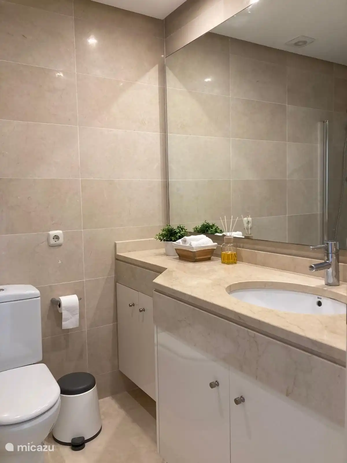 Jedes Schlafzimmer verfügt über ein eigenes, geräumiges Badezimmer.