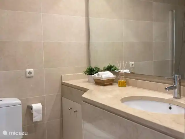 Casa Lagoon en España, Andalucía, Casares Costa - apartamento Cada habitación tiene su propio baño espacioso.