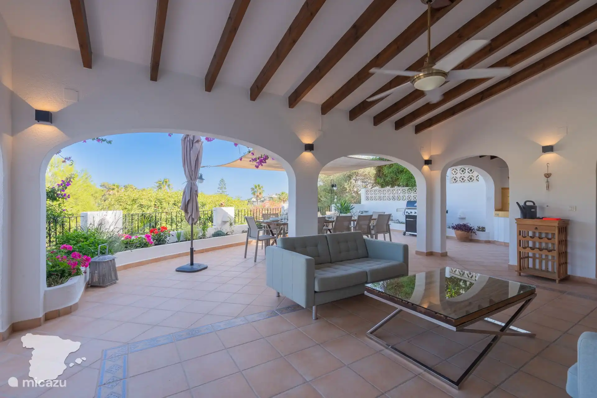 Überdachte Terrasse mit Sitzgelegenheiten