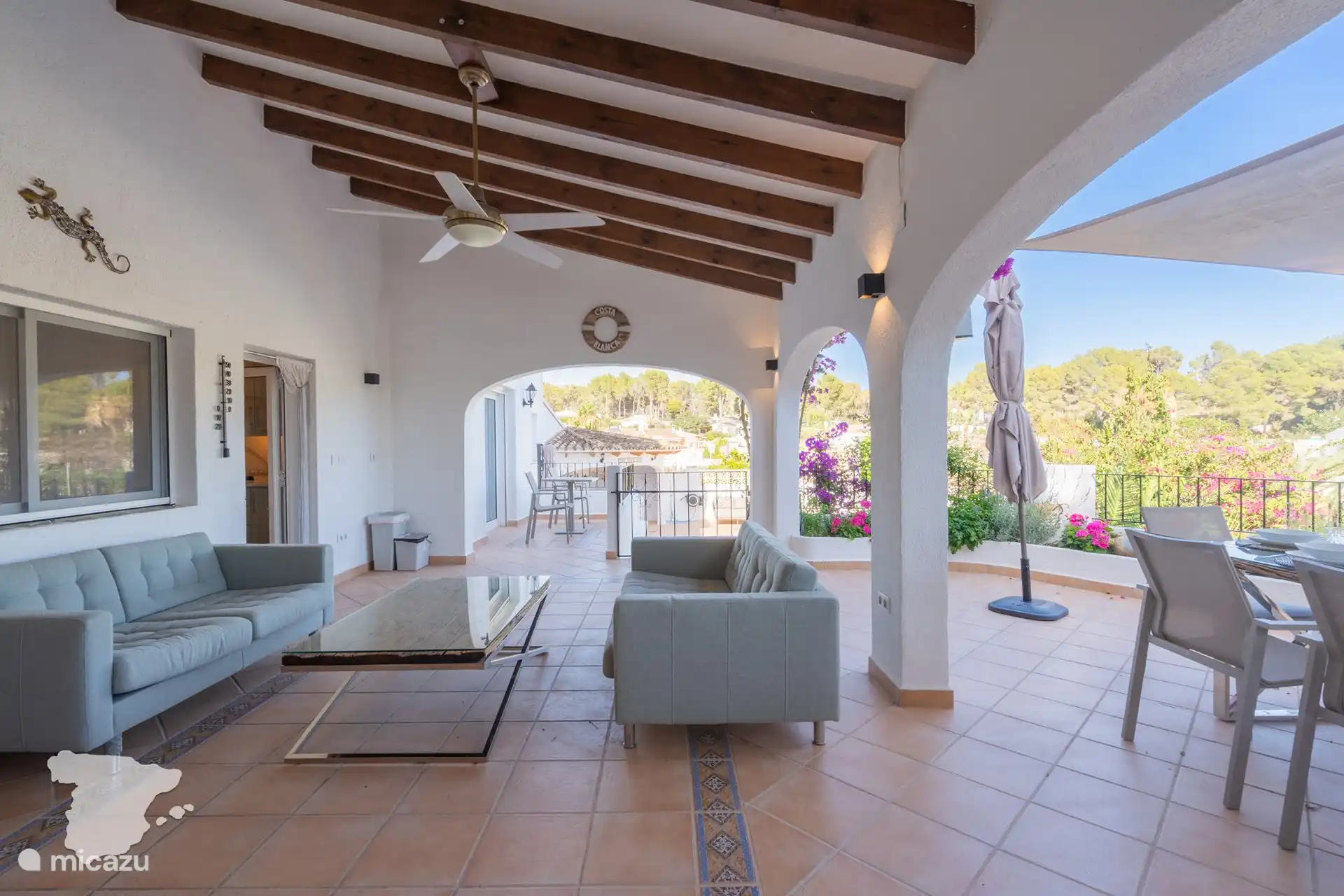 Überdachte Terrasse mit Sitzgelegenheiten