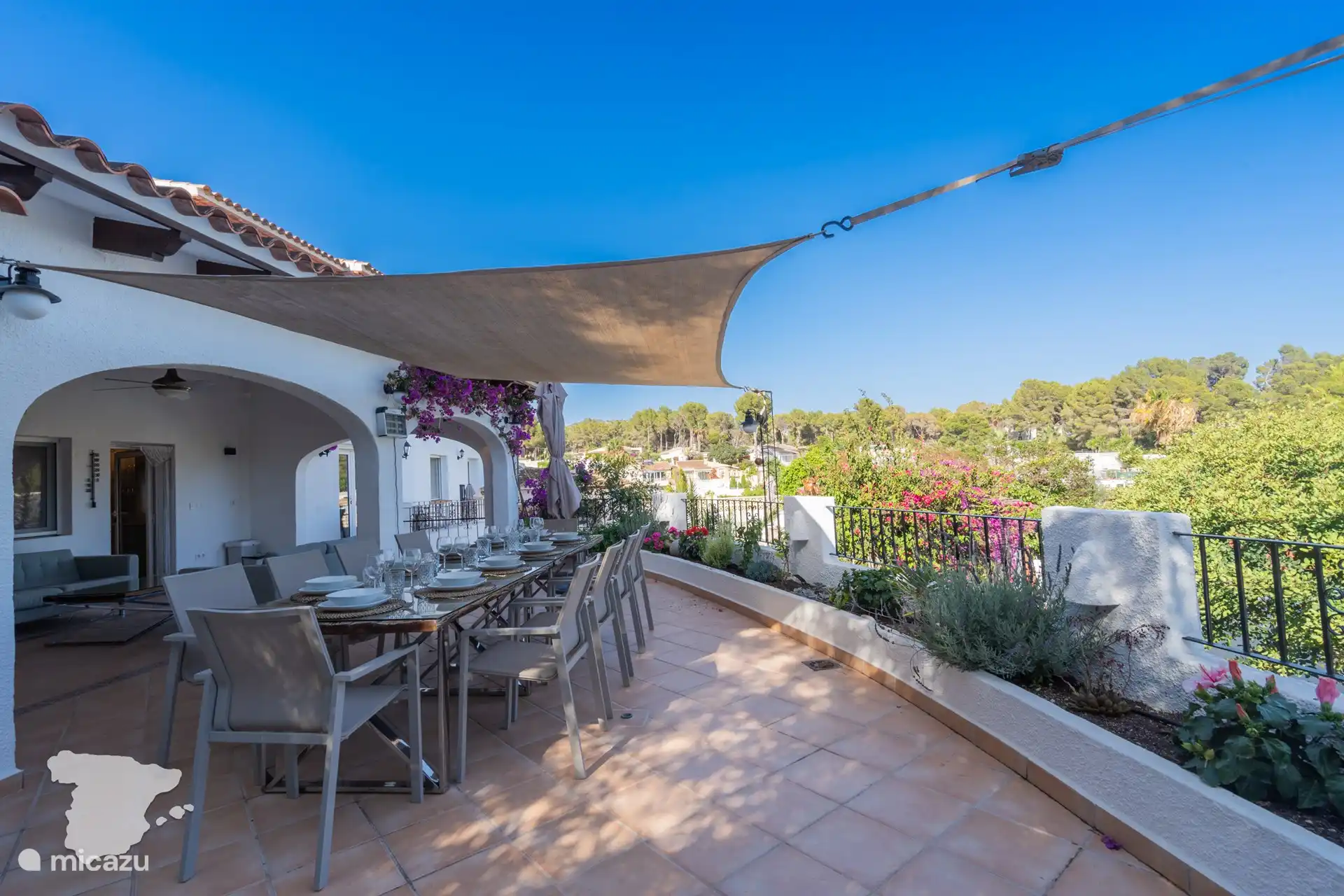 Die Terrasse mit Esstisch und freiem Blick