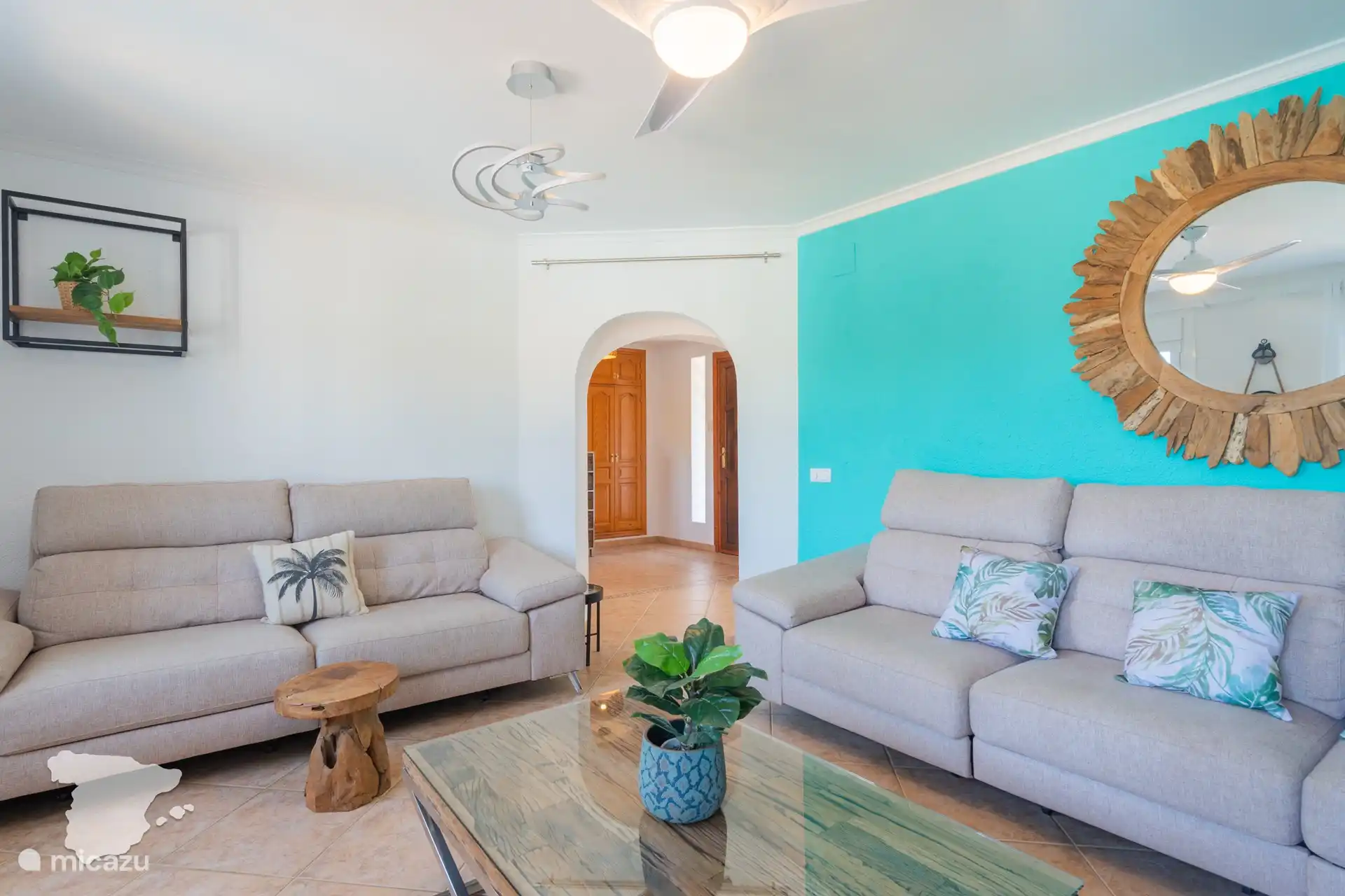 Wohnzimmer im Inneren - mit 2 Sofas und einem Fernseher