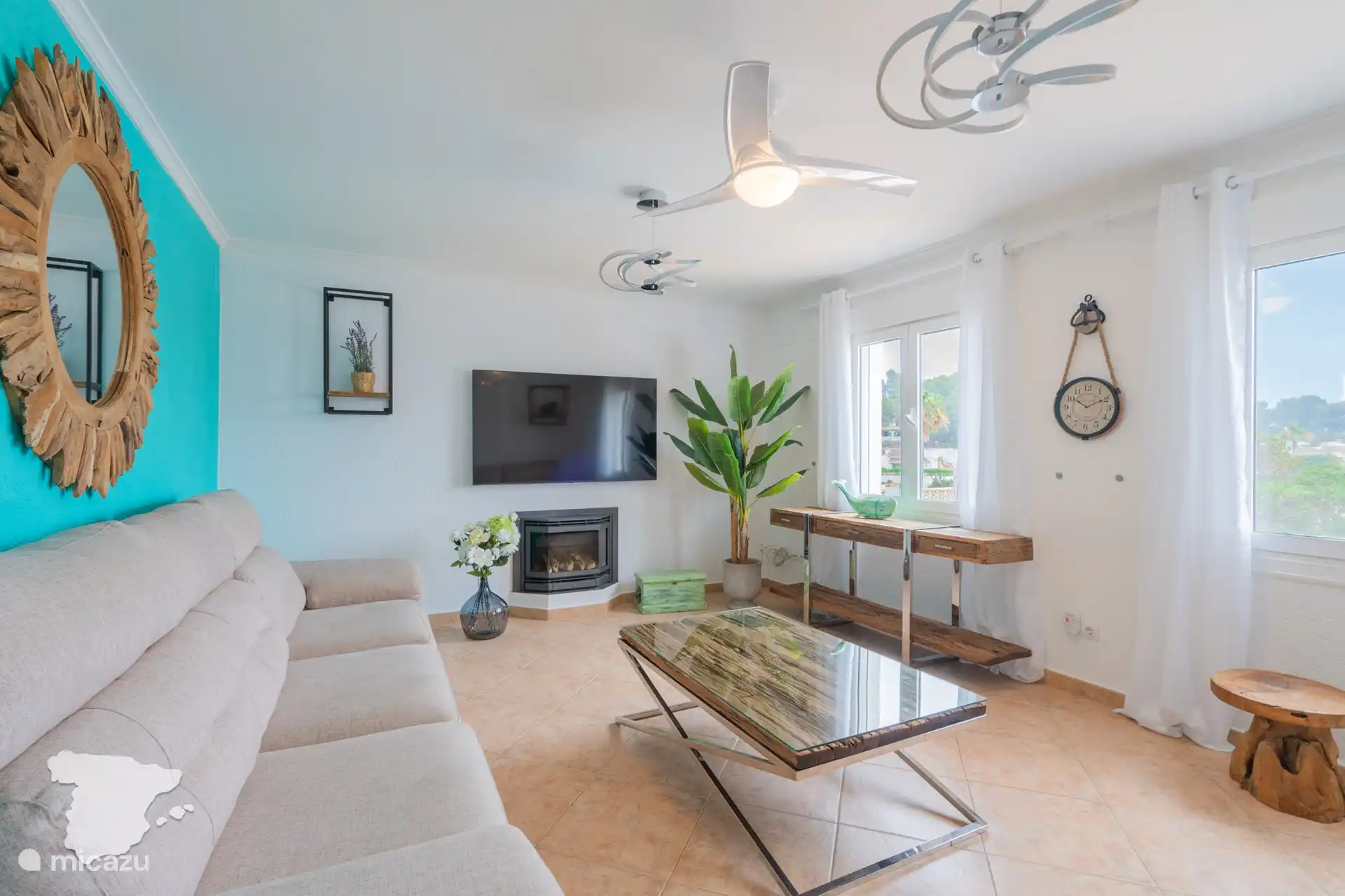 Wohnzimmer im Inneren - mit 2 Sofas und einem Fernseher