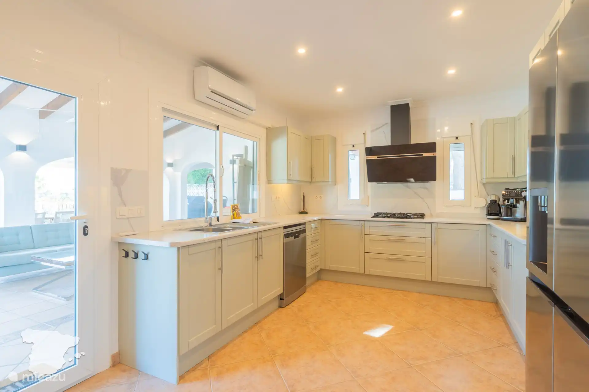 Voll ausgestattete Küche