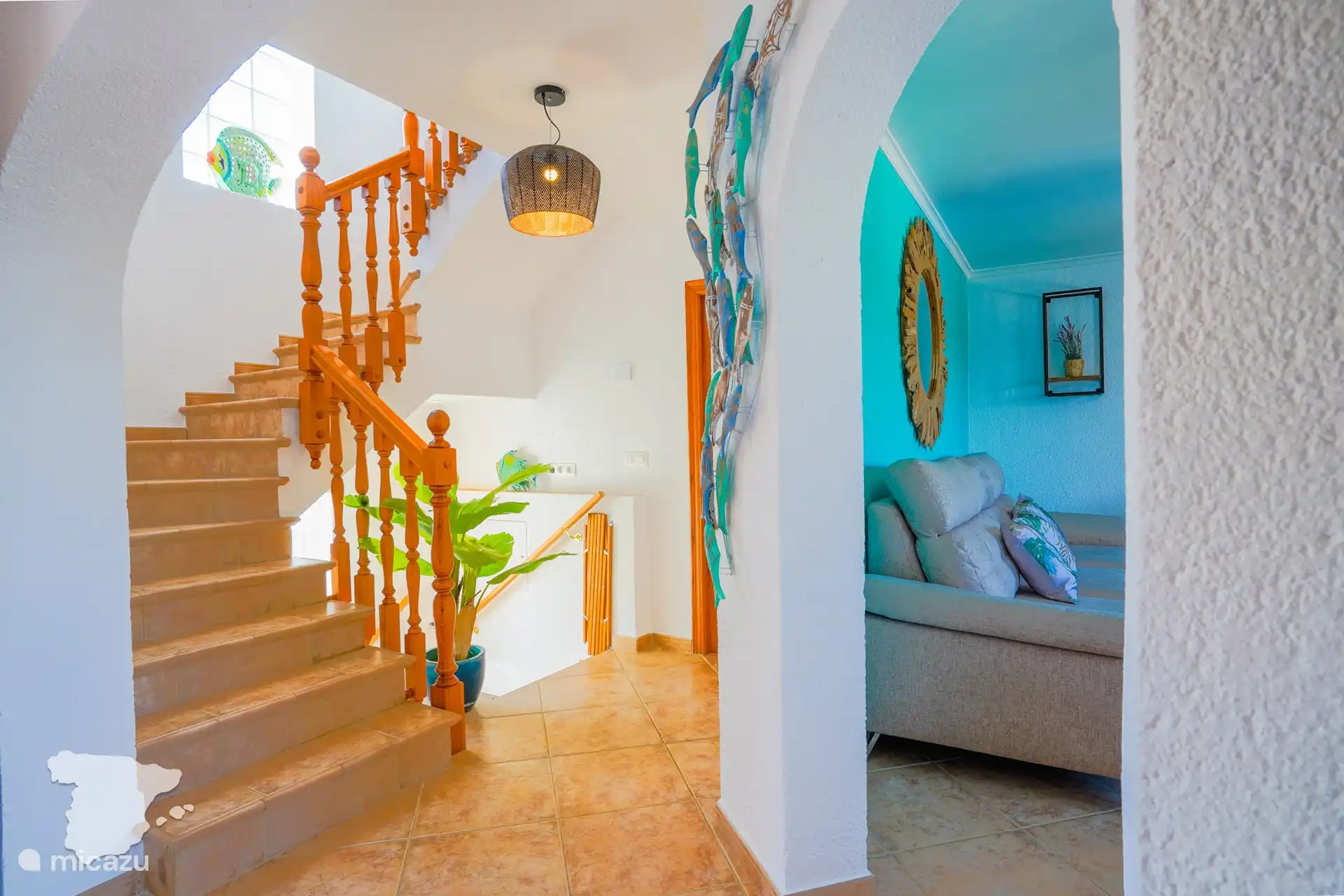 Flur mit Innentreppe nach oben und unten