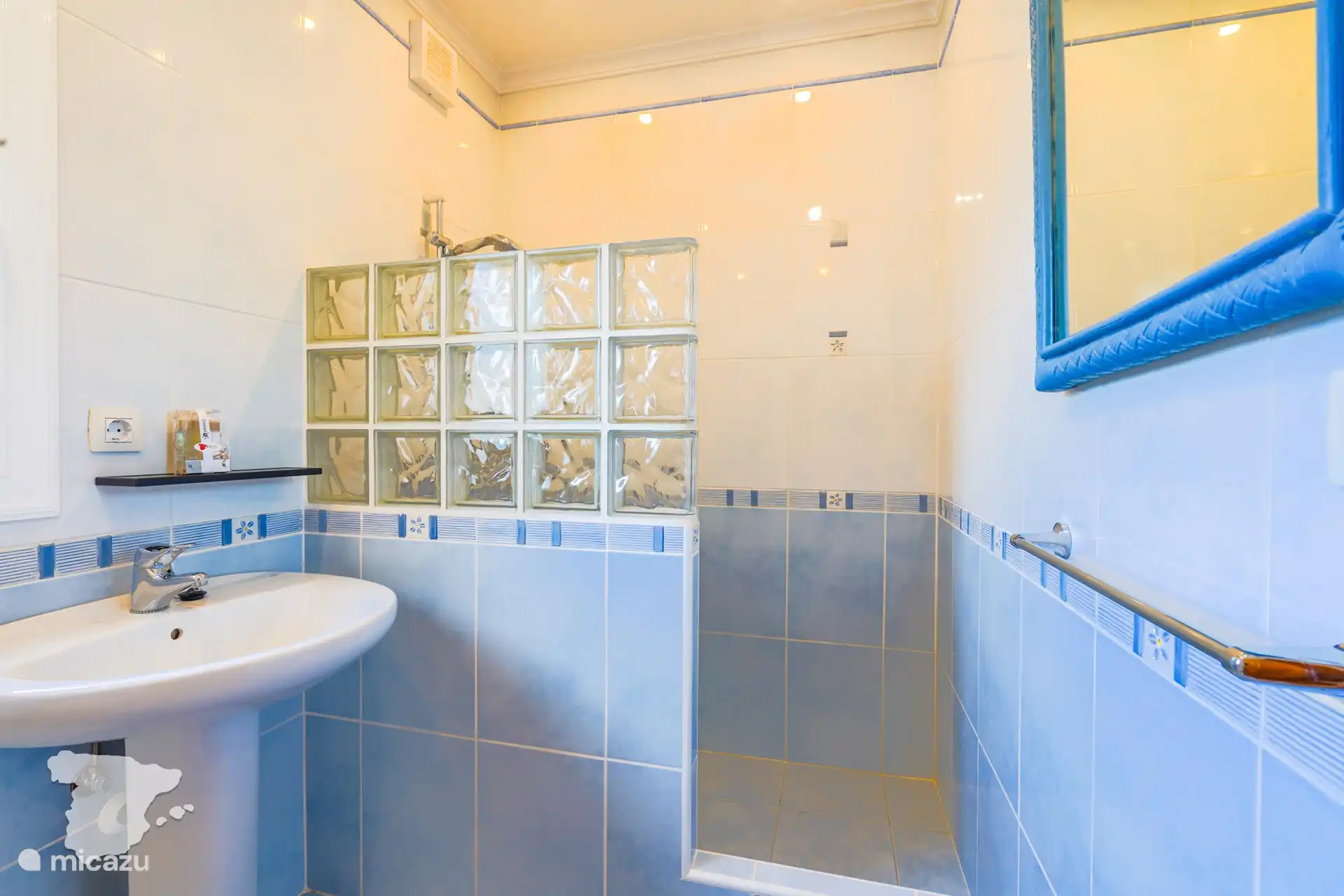 Badezimmer 2 im Obergeschoss (ensuite)