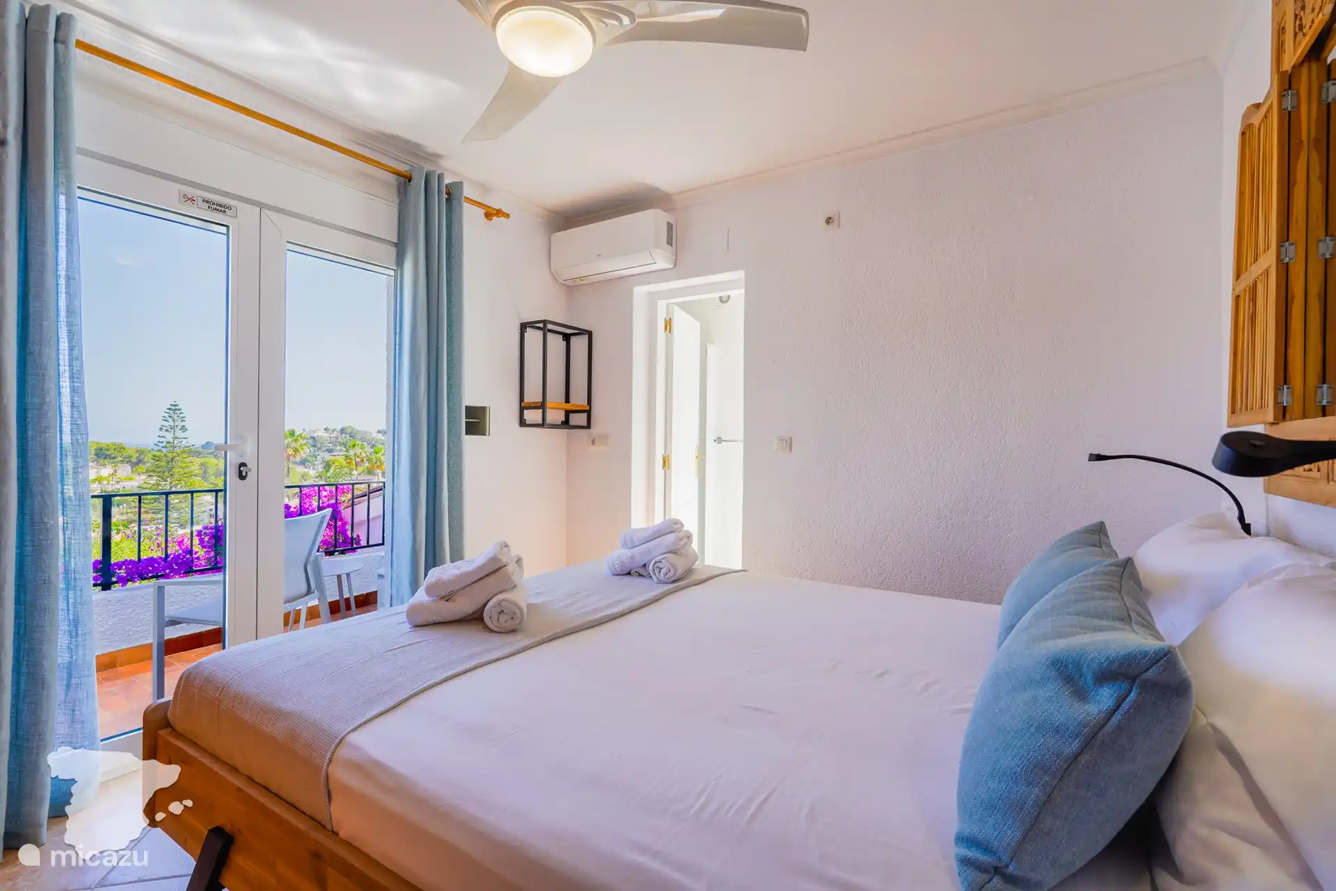 Schlafzimmer 3 im Obergeschoss mit eigenem Bad und privater Terrasse