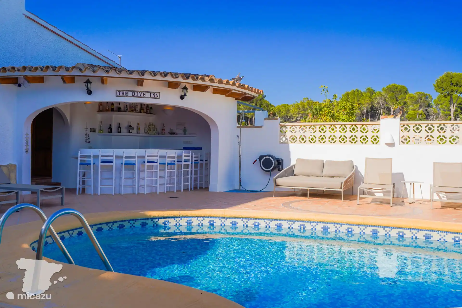 Poolbar mit dahinter liegendem Badezimmer mit Dusche, WC und Waschbecken