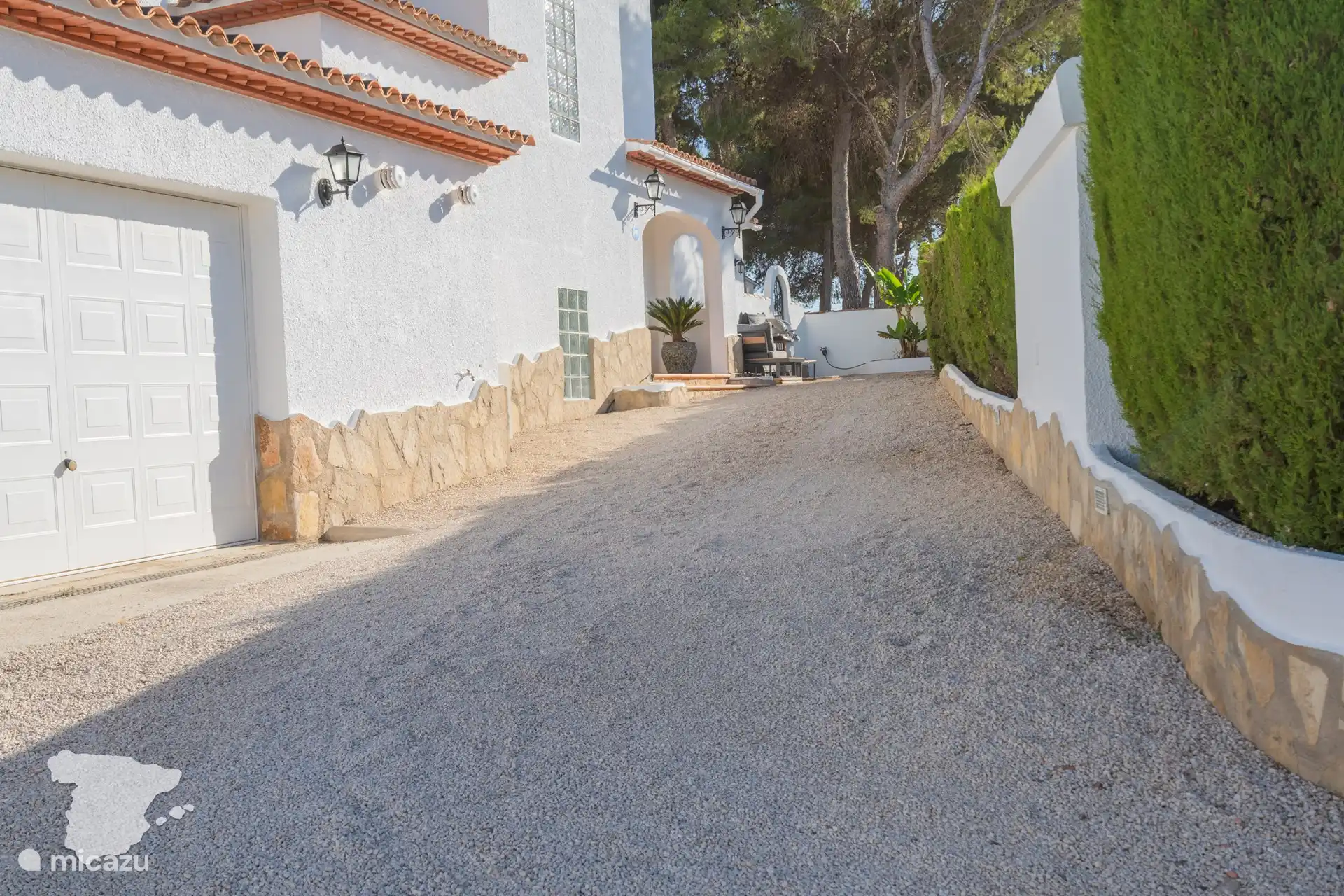 Einfahrt mit Loungebereich am Ende