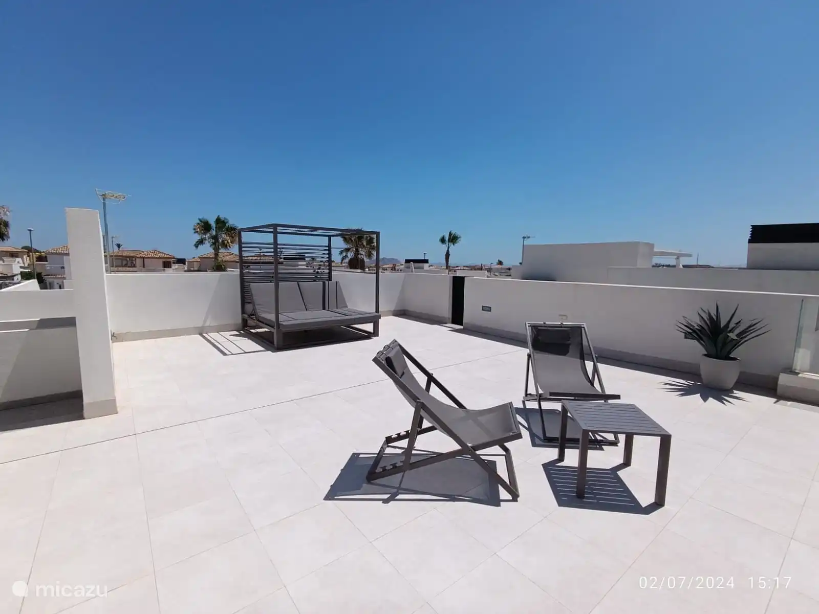 Solarium mit (überdachter) Sonnenliege und Liegestühlen