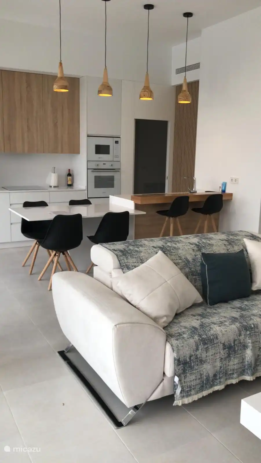 Küche mit Esstisch und Stühlen
