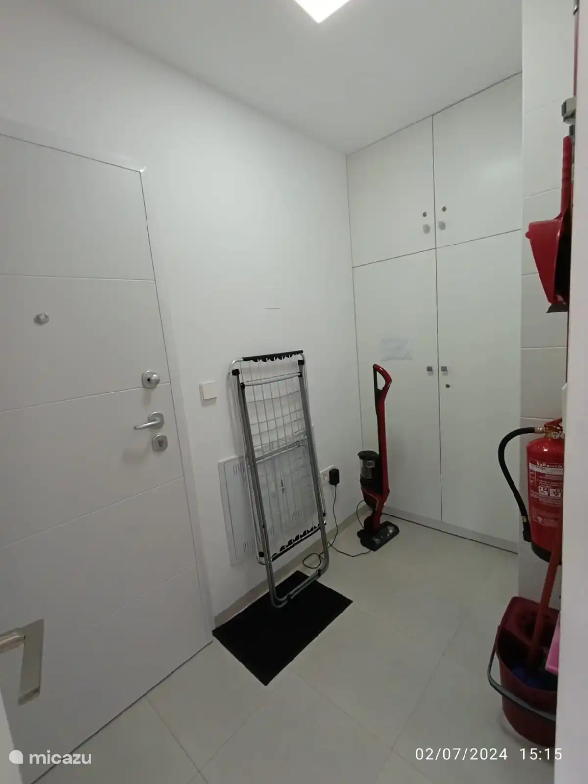 Abstellraum mit Waschmaschine 
