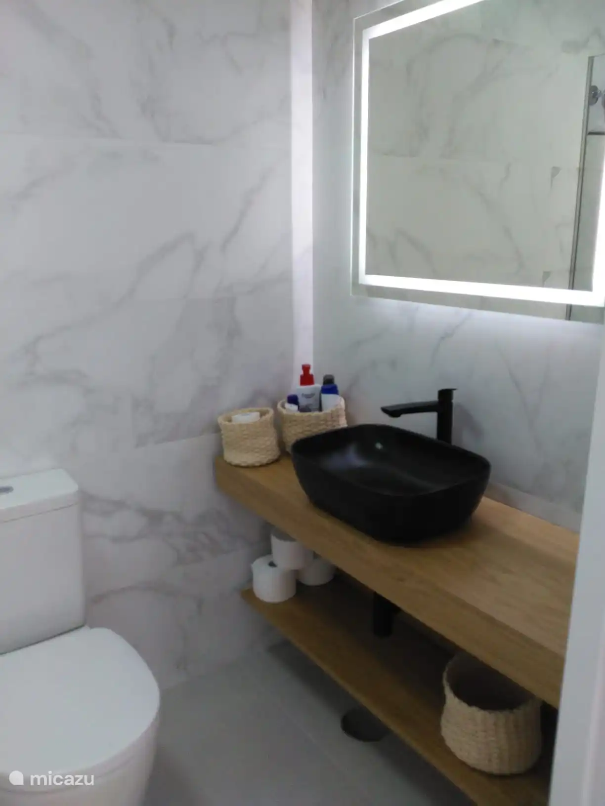 Ensuite Badezimmer mit großer begehbarer Dusche und WC