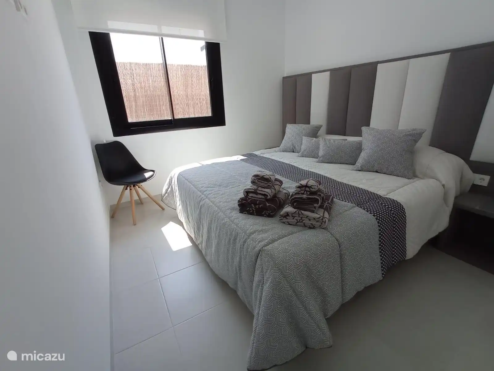 2. Schlafzimmer mit getrennten Betten