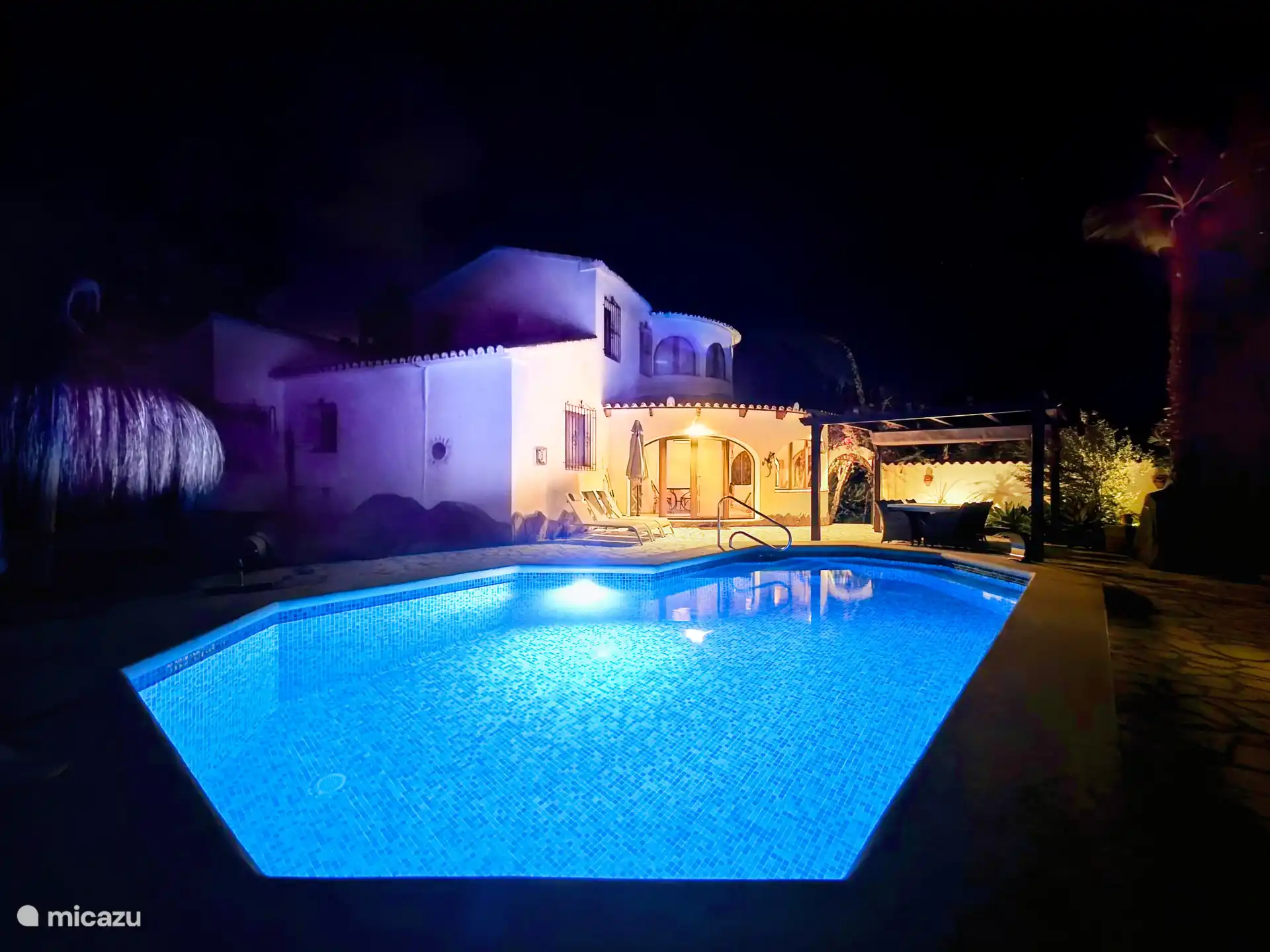 Also enjoy the pool in the evening because then it is beautifully lit