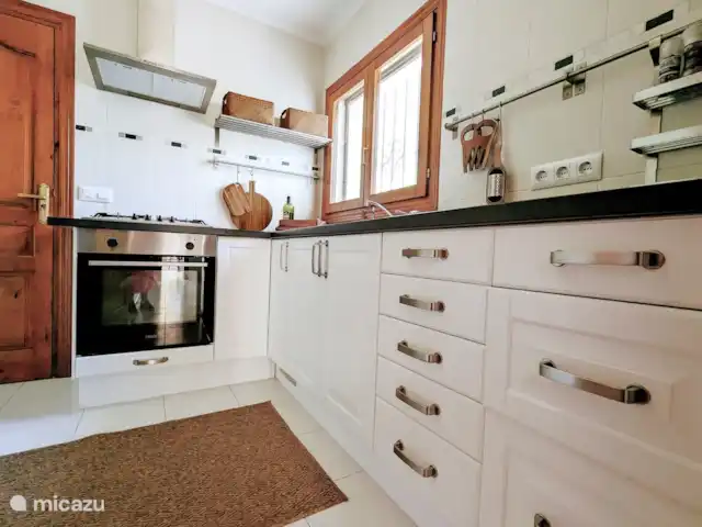 Casa Morissa en España, Costa Blanca, Benissa - villa Una cocina totalmente equipada con horno, lavavajillas, cafetera para frijoles, tostadora y suficiente cristalería y vajilla para ocho personas.