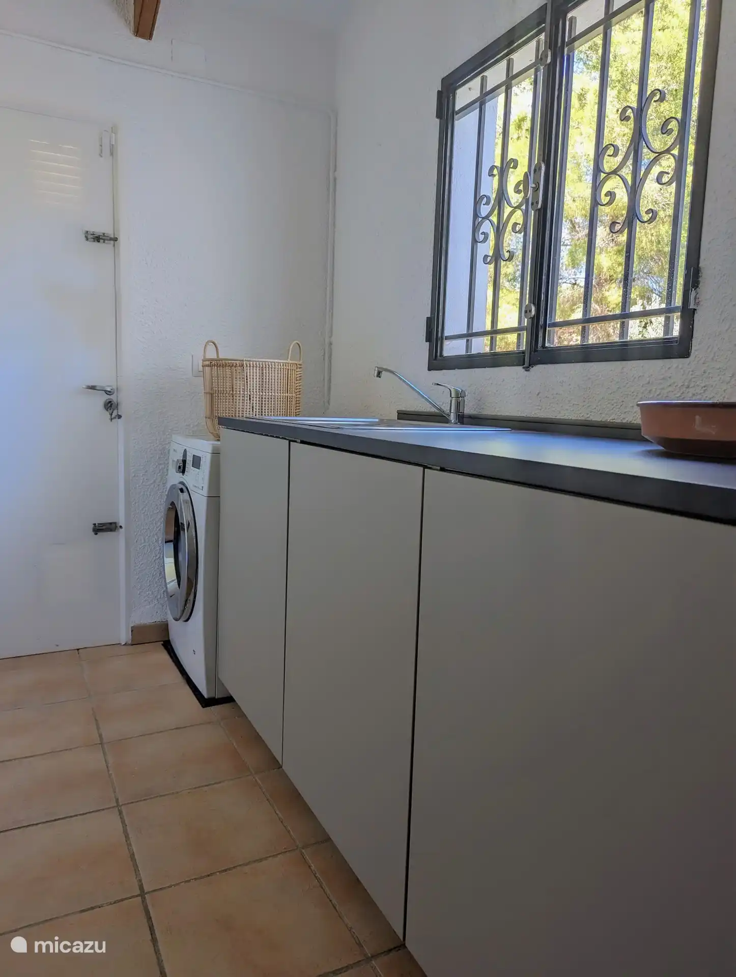 Ein geräumiger Hauswirtschaftsraum mit Waschmaschine