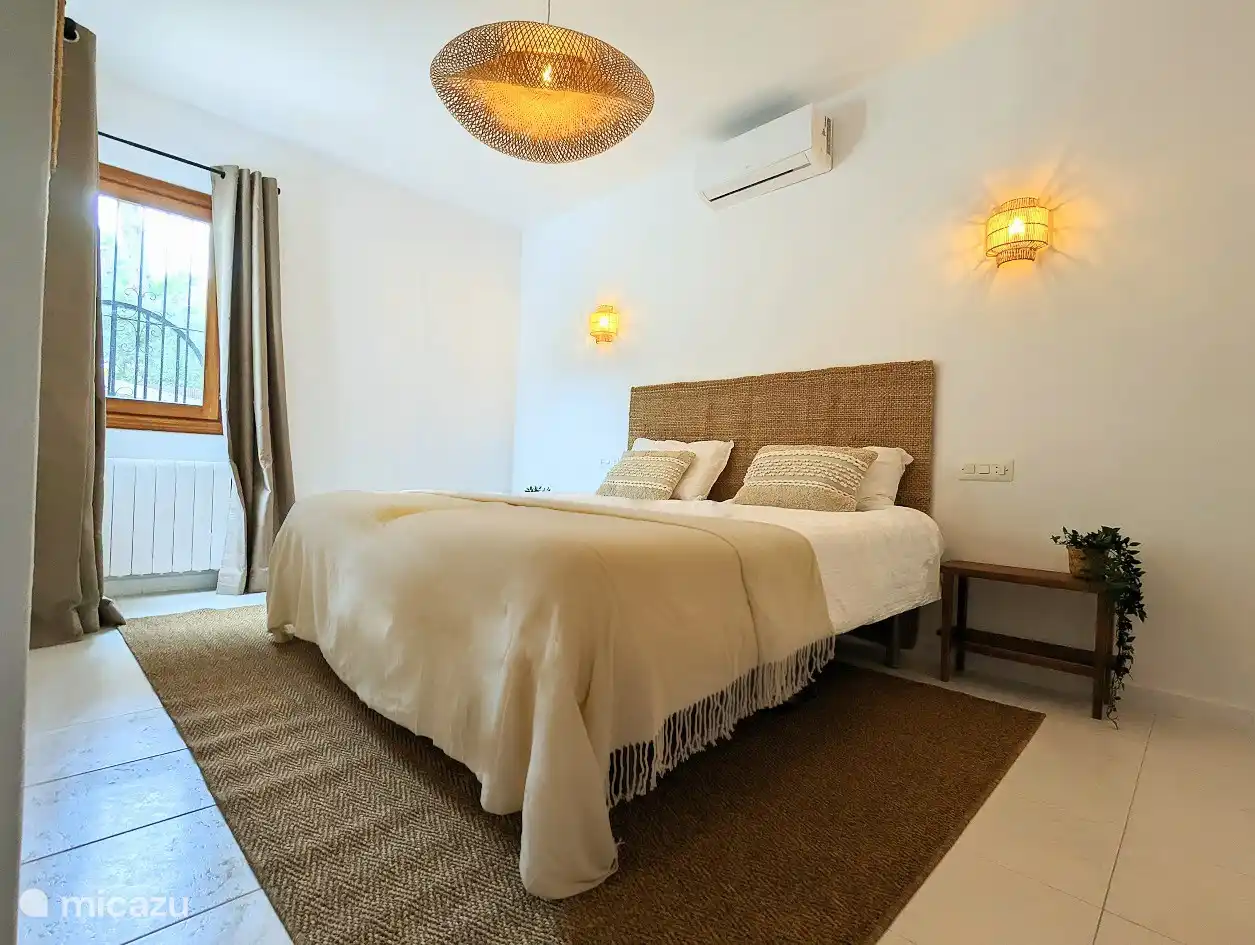 Schlafzimmer eins mit Doppelbett 180 x 200 cm. Ausgestattet mit Klimaanlage.